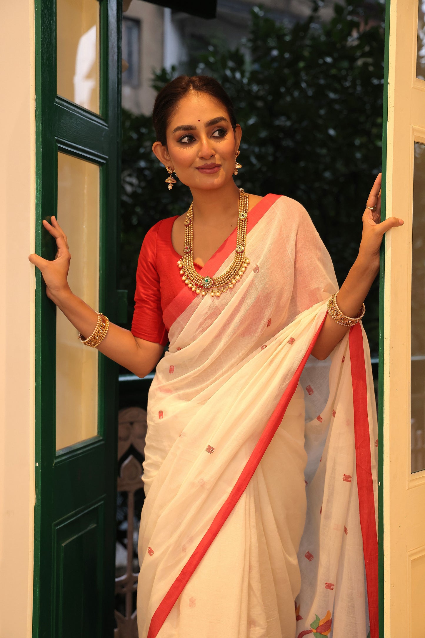 Shiuli - Laal Par Saree