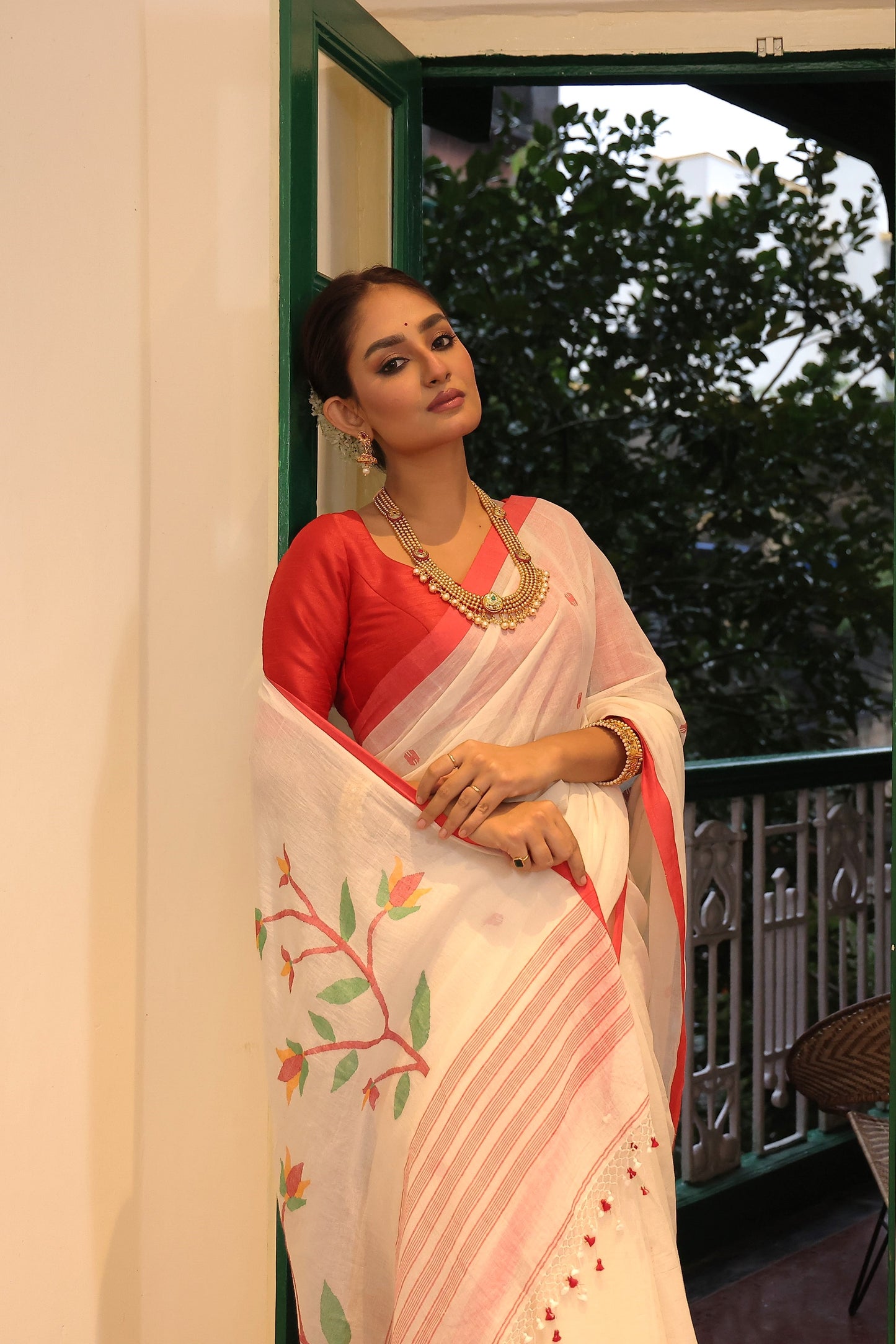 Shiuli - Laal Par Saree