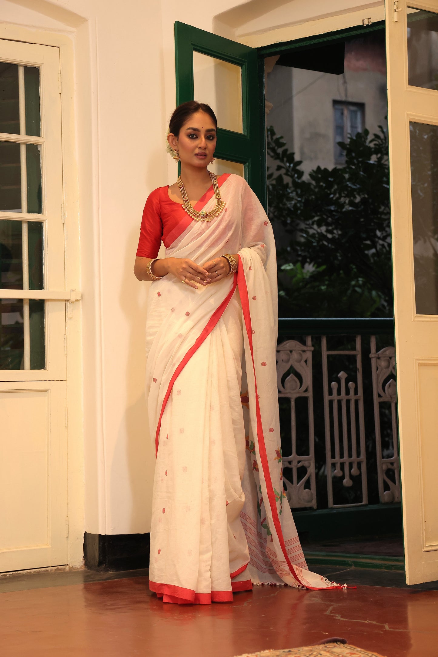 Shiuli - Laal Par Saree