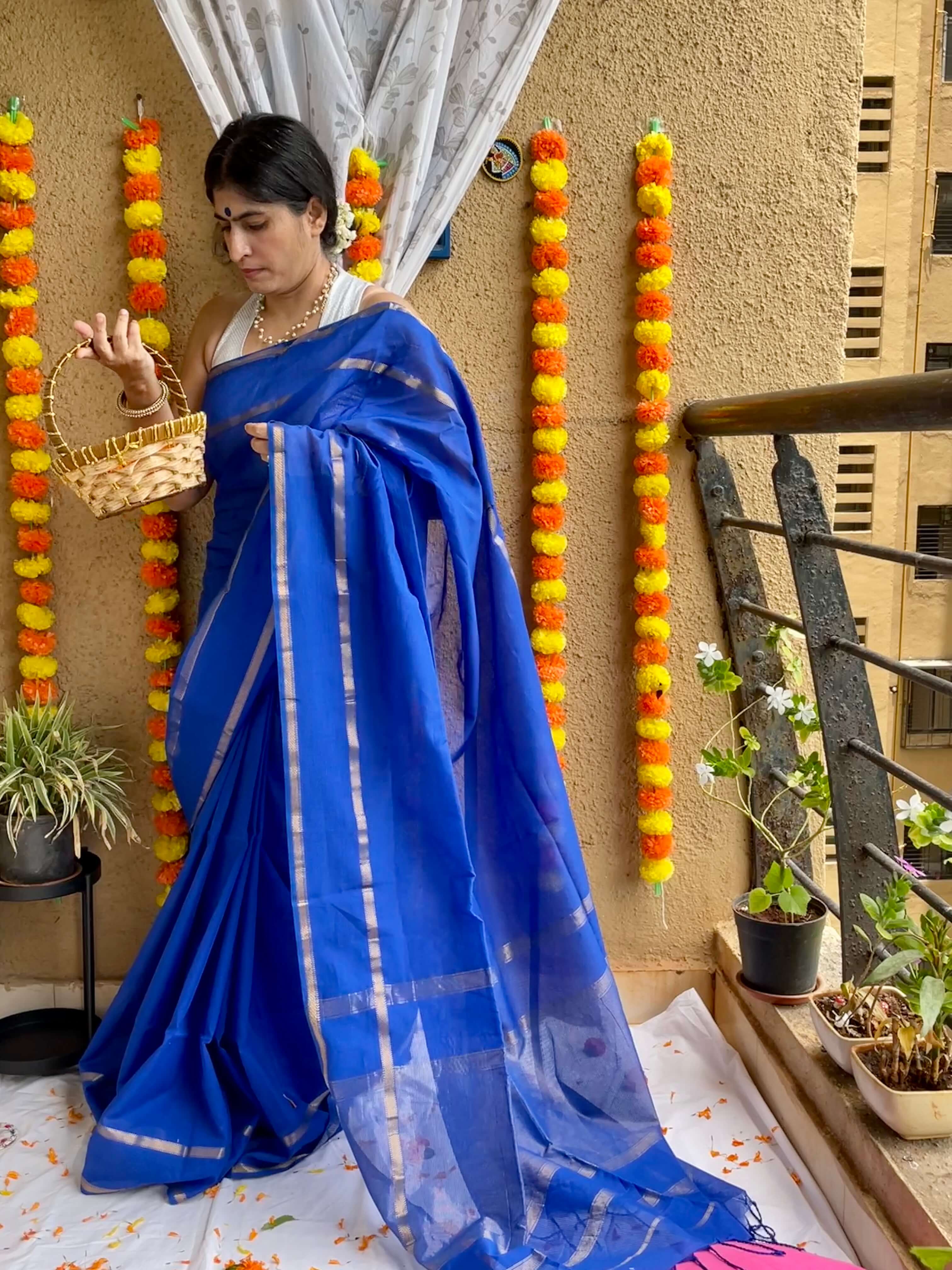 Deepika Padukone steals all the limelight in a royal blue Banarasi saree |  Times of India